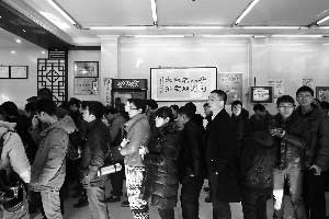 點(diǎn)餐的顧客排起“百轉(zhuǎn)千回”的長(zhǎng)隊(duì)。