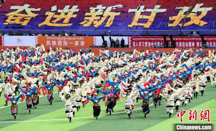 圖為慶祝大會(huì)現(xiàn)場(chǎng)?！⒅铱?攝