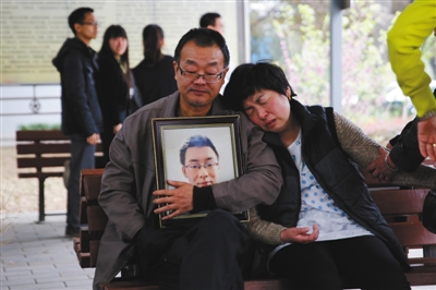 4月13日,陜西咸陽(yáng),魏則西的遺體被推去火化,父母坐在殯儀館外等候。魏則西父親說(shuō):“以后只有我們兩個(gè)相依為命了。”