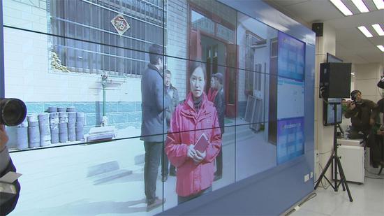 在新華社新聞信息發(fā)稿中心，習(xí)近平通過視頻和正在河南蘭考縣采訪的新華社記者連線。