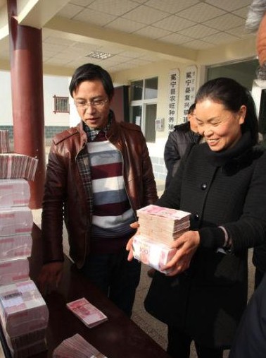 涼山州冕寧縣建設村給340戶村民分紅,最多的村民領(lǐng)到了30萬