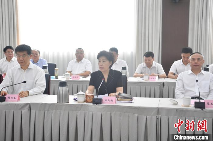 中共四川省委常委、統(tǒng)戰(zhàn)部部長田向利發(fā)表講話。 張浪 攝 中共四川省委常委、統(tǒng)戰(zhàn)部部長田向利發(fā)表講話?!埨?攝