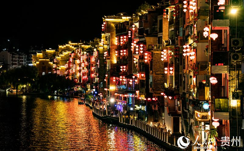 華燈初上,鎮(zhèn)遠古城兩岸燈火通明。人民網(wǎng) 陽茜攝.jpg 華燈初上,鎮(zhèn)遠古城兩岸燈火通明。人民網(wǎng) 陽茜攝.jpg