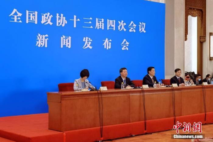 3月3日,全國政協(xié)十三屆四次會(huì)議新聞發(fā)布會(huì)在北京舉行,大會(huì)新聞發(fā)言人郭衛(wèi)民向中外媒體介紹本次大會(huì)有關(guān)情況并回答記者提問。為有效防控疫情,共同維護(hù)公共衛(wèi)生與健康,新聞發(fā)布會(huì)采用網(wǎng)絡(luò)視頻形式進(jìn)行。圖為新聞發(fā)布會(huì)主會(huì)場(chǎng)。<a target='_blank' >中新社</a>發(fā) 鐘欣 攝 點(diǎn)擊進(jìn)入下一頁