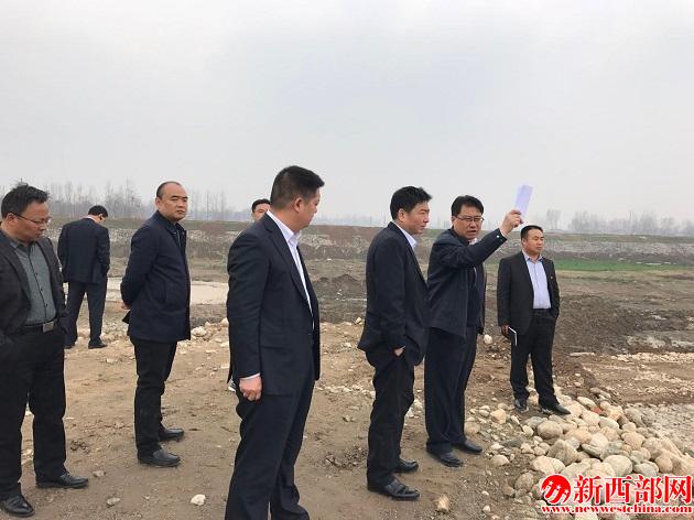 圖為賈筱江局長(右二)向渭南市華州區(qū)區(qū)委書記霍文軍(左二)匯報(bào)少華湖水利風(fēng)景區(qū)項(xiàng)目進(jìn)展情??(1).jpg