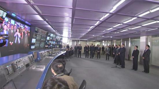 在中央電視臺，習(xí)近平通過視頻連線中央電視臺北美分臺負責(zé)人，詢問他們在外工作情況，希望他們傳播中國文化，講好中國故事。