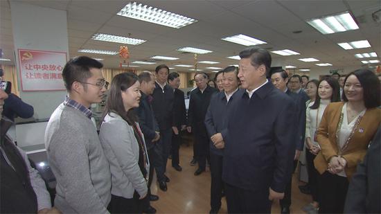 在人民日報社，習(xí)近平與一線編輯記者親切交流。