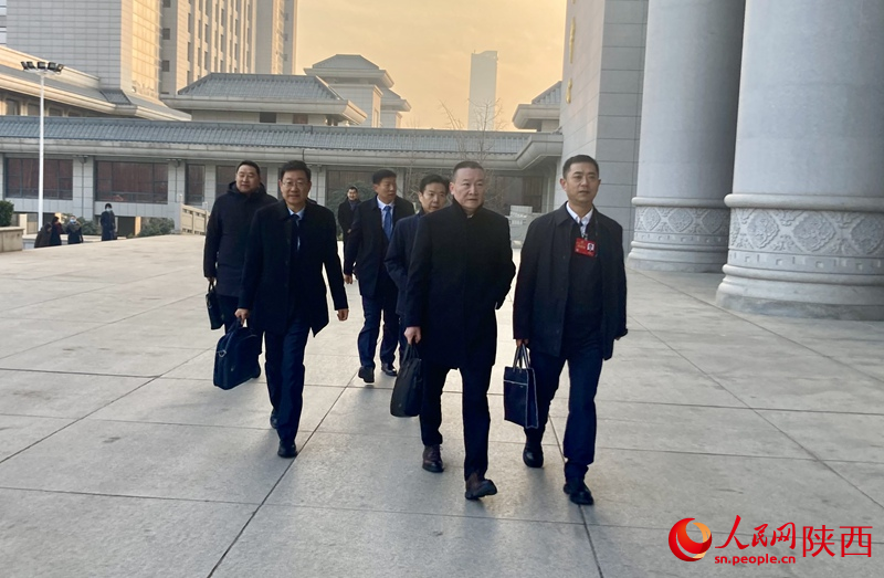 代表委員們步入會(huì)場。人民網(wǎng) 吳德鋒攝
