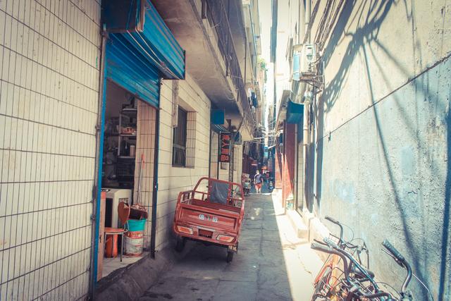 城市里的鄉(xiāng)村，西安西八里村紀實，小巷中這條標語，有些念不出口