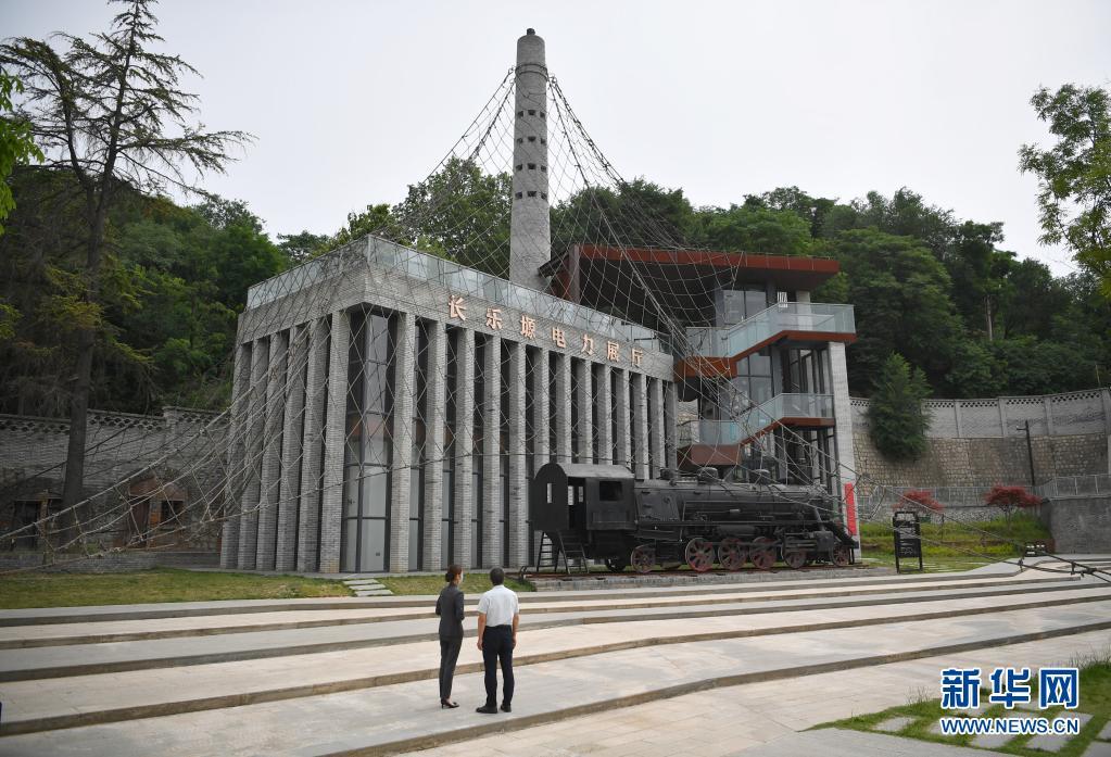 6月9日，游客在長(zhǎng)樂(lè)塬抗戰(zhàn)工業(yè)遺址參觀。
