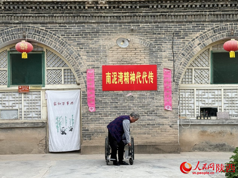 采訪結(jié)束,侯秀珍老人目送我們離開?;仡^淚目,拍照留存。人民網(wǎng)記者 賈凱璐攝 采訪結(jié)束,侯秀珍老人目送我們離開?;仡^淚目,拍照留存。人民網(wǎng)記者 賈凱璐攝