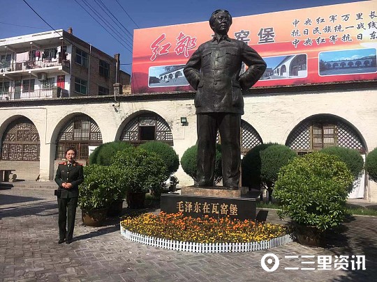 采訪團(tuán)一行參觀中共中央在瓦窯堡展覽室,景區(qū)講解員講到展覽館由“中共中央進(jìn)駐瓦窯堡”“瓦窯堡會(huì)議”“紅軍東征”“國家機(jī)器全面運(yùn)行”四個(gè)單元組成。1935年12月17日至25日,中共中央在這里召開了政治局?jǐn)U大會(huì)議,也就是著名的“瓦窯堡會(huì)議”。會(huì)議討論了黨的策略路線和軍事戰(zhàn)略問題,批判糾正了黨內(nèi)的“左傾”關(guān)門主義,通過了《中央關(guān)于目前政治形勢與黨的任務(wù)的決議》和《中央關(guān)于軍事戰(zhàn)略問題決議》,確定了黨的抗日民族統(tǒng)一戰(zhàn)線的策略,有力地推動(dòng)了全國抗日民主運(yùn)動(dòng)的發(fā)展,是實(shí)現(xiàn)國內(nèi)革命戰(zhàn)爭到民族革命戰(zhàn)爭的偉大轉(zhuǎn)折。瓦窯堡會(huì)議舊址以豐富的歷史內(nèi)涵和人文景觀引起社會(huì)各界關(guān)注,成為進(jìn)行愛國主義教育,革命傳統(tǒng)教育,延安精神教育的重要載體和延安紅色旅游業(yè)的經(jīng)典景區(qū)。