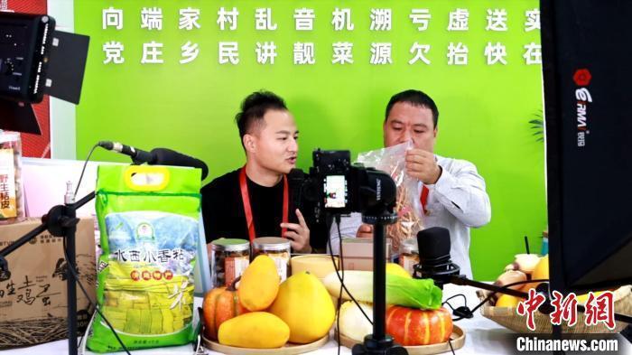 鄉(xiāng)村新聞官現(xiàn)場直播帶貨,推介家鄉(xiāng)農(nóng)產(chǎn)品。王慶然 攝