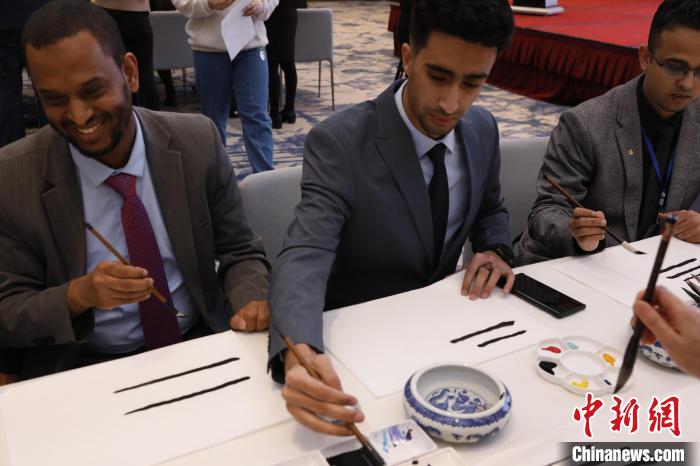 外國專家體驗國畫?!±罴握\ 攝 點擊進入下一頁