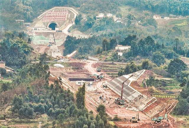 2月27日,成渝中線高鐵施工現(xiàn)場,工人正在加緊作業(yè)。首席記者 龍帆 攝/視覺重慶