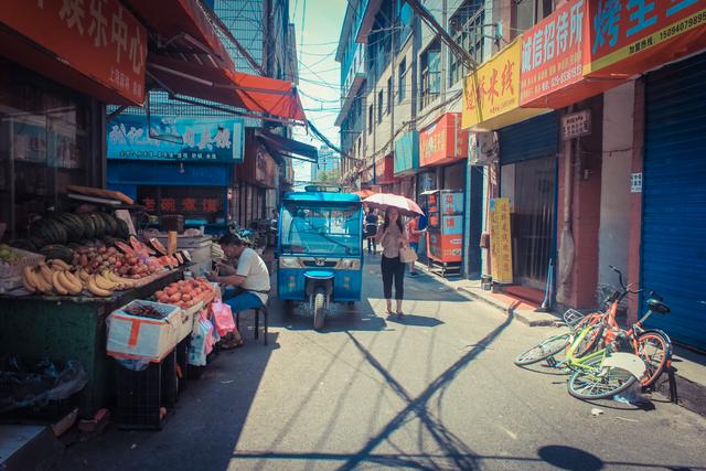 城市里的鄉(xiāng)村，西安西八里村紀實，小巷中這條標語，有些念不出口