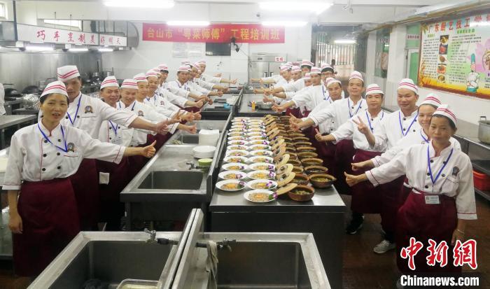 2019年廣西大新縣組織貧困戶參加“粵菜師傅”培訓,學習烹飪技術(shù)。廣西扶貧辦供圖 點擊進入下一頁