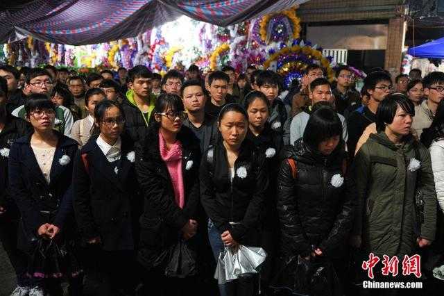 圖為學(xué)生們悼念??化緣校長”??中新社發(fā) 洪堅(jiān)????