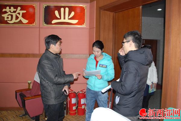 藍(lán)田法院院長(zhǎng)胡剛與媒體記者交??JPG