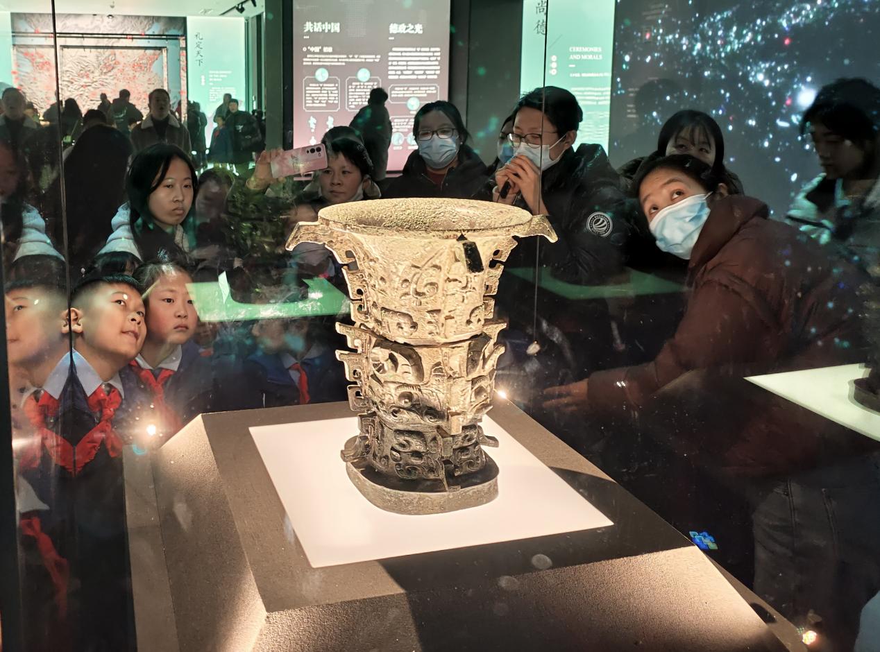 各地游客們?cè)趯氹u青銅器博物院里參觀。寶雞青銅器博物院供圖