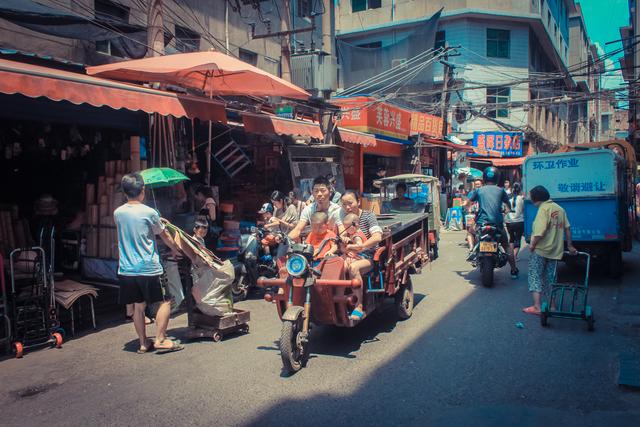 城市里的鄉(xiāng)村，西安西八里村紀實，小巷中這條標語，有些念不出口