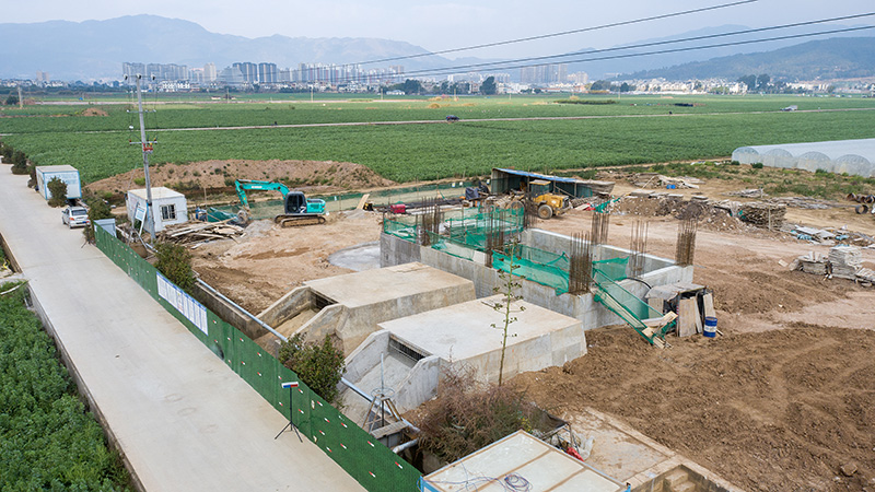 正在建設(shè)中的澄江市撫仙湖流域農(nóng)業(yè)水資源循環(huán)利用工程（二期）二橫渠調(diào)蓄帶水回用二級(jí)泵站。陳超攝
