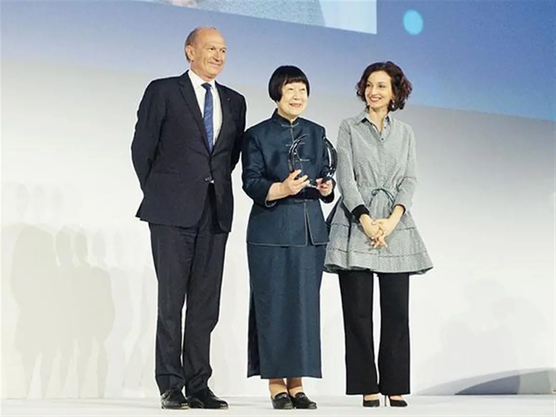 圖片說明:張彌曼(中)在“世界杰出女科學(xué)家獎”頒獎典禮 圖片說明:張彌曼(中)在“世界杰出女科學(xué)家獎”頒獎典禮