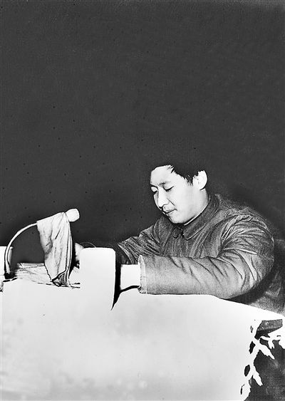 1983年12月22日，時任中共正定縣委書記習近平在發(fā)展商品生產(chǎn)三級干部會上講話。