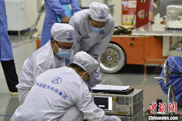 西安分院嫦娥五號(hào)探測(cè)器研制人員正在進(jìn)行測(cè)試驗(yàn)證?!∥靼卜衷汗﹫D 點(diǎn)擊進(jìn)入下一頁(yè)