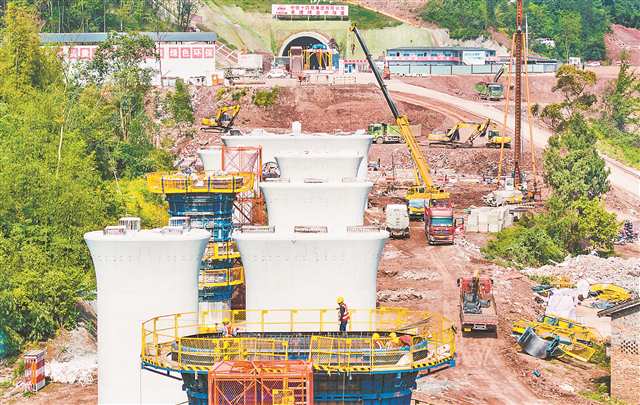 4月12日,成渝中線高鐵大足段施工現(xiàn)場,工人正在加緊施工。記者 齊嵐森 攝/視覺重慶