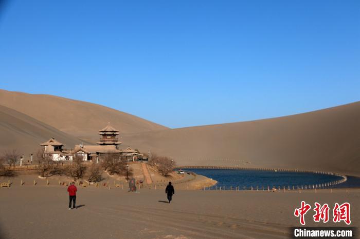 甘肅敦煌部分景區(qū)開門迎客醫(yī)務(wù)工作者警察可免票暢游