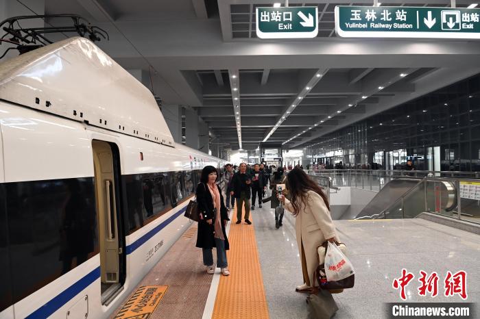 12月30日,南珠高鐵南玉段開通運營。乘坐玉林至南寧首發(fā)動車的旅客在上車前拍照留念?!≈行律缬浾?蔣雪林 攝