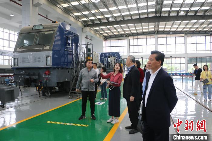 老撾駐南寧總領(lǐng)事館一行到柳州鐵道職業(yè)技術(shù)學(xué)院“取經(jīng)”?!×周?攝 老撾駐南寧總領(lǐng)事館一行到柳州鐵道職業(yè)技術(shù)學(xué)院“取經(jīng)”?!×周?攝