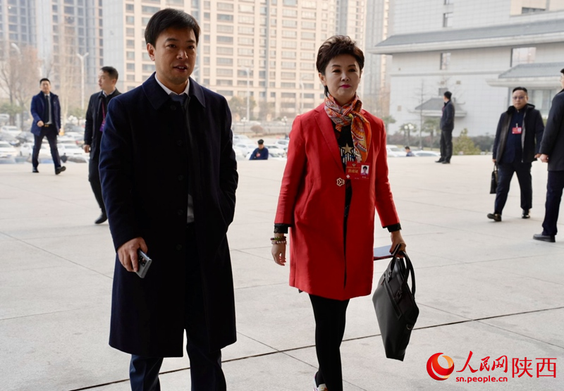 代表委員們步入會(huì)場。人民網(wǎng)記者 白鴿攝
