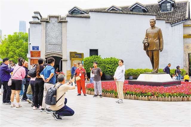 10月3日,渝中區(qū)曾家?guī)r50號(hào)周公館門前,眾多市民游客與周恩來銅像合影留念。記者 李雨恒 攝/視覺重慶
