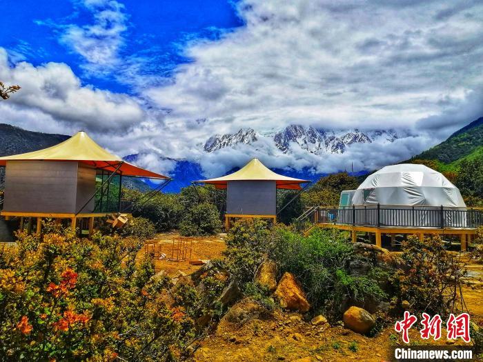 圖為雅魯藏布大峽谷旅游景區(qū)開展的可伴星星入眠的露營基地(資料圖)。 西藏旅游股份有限公司 供圖  圖為雅魯藏布大峽谷旅游景區(qū)開展的可伴星星入眠的露營基地(資料圖)?!∥鞑芈糜喂煞萦邢薰?供圖
