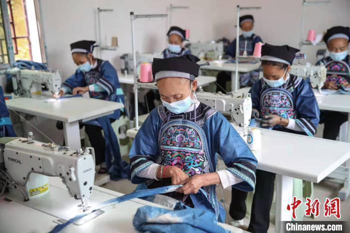資料圖:搬遷戶在貴州紫云扶貧車間加工刺繡訂單。 瞿宏倫 攝 點(diǎn)擊進(jìn)入下一頁