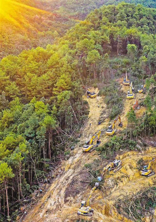 八月二十三日，北碚區(qū)歇馬街道，四號點位防火隔離帶，挖掘機正在挖百米寬的防火隔離帶。首席記者 龍帆 攝\視覺重慶
