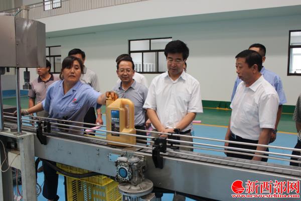 榆陽區(qū)區(qū)委書記苗豐(前排右二)調(diào)研金帝潤(rùn)滑油項(xiàng)目生產(chǎn)??jpg