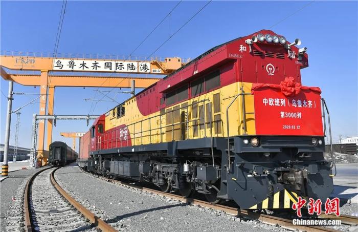 2020年3月12日,中歐班列烏魯木齊集結(jié)中心開(kāi)行第3000列中歐班列。班列滿載貨物,由新疆霍爾果斯口岸站出境,前往烏茲別克斯坦塔什干。<a target='_blank' href='/'>中新社</a>記者 劉新 攝 點(diǎn)擊進(jìn)入下一頁(yè)