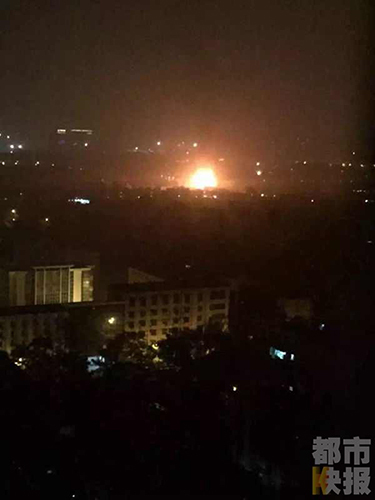 記者趕到現(xiàn)場(chǎng)后，看到現(xiàn)場(chǎng)濃煙有近百米高，由于現(xiàn)場(chǎng)火勢(shì)非常大，據(jù)記者目測(cè)，先后有四五十輛消防車前來(lái)增援。經(jīng)過(guò)消防人員全力撲救，大概凌晨三點(diǎn)左右，明火完全被撲滅，目前，消防人員還在處理現(xiàn)場(chǎng)余火。