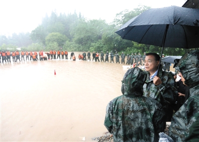 7月6日,李克強在湖北武漢市長江干堤倒口湖堤段管涌現(xiàn)場指揮搶險救災。 7月6日,李克強在湖北武漢市長江干堤倒口湖堤段管涌現(xiàn)場指揮搶險救災。