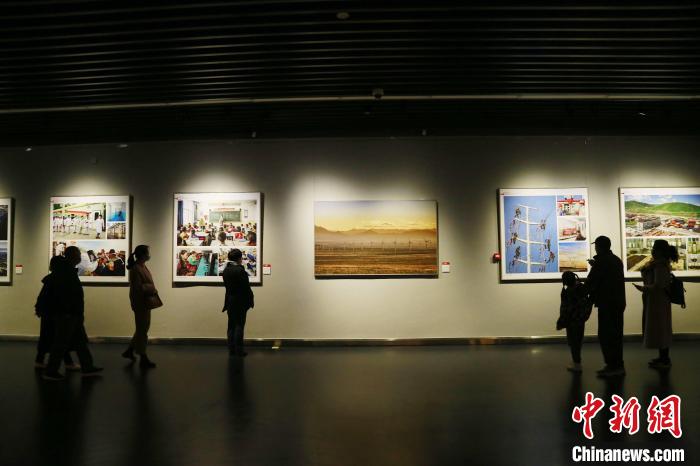 圖為觀眾參觀“跨越昆侖”——青海省脫貧攻堅主題藝術(shù)展?!●R銘言 攝 圖為觀眾參觀“跨越昆侖”——青海省脫貧攻堅主題藝術(shù)展?!●R銘言 攝