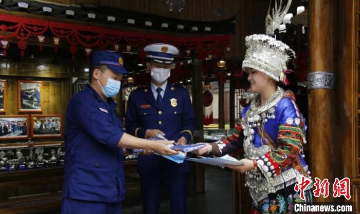 資料圖為黔東南州消防救援支隊在村寨中展開消防宣傳?！∏瓥|南州消防救援支隊供圖 攝