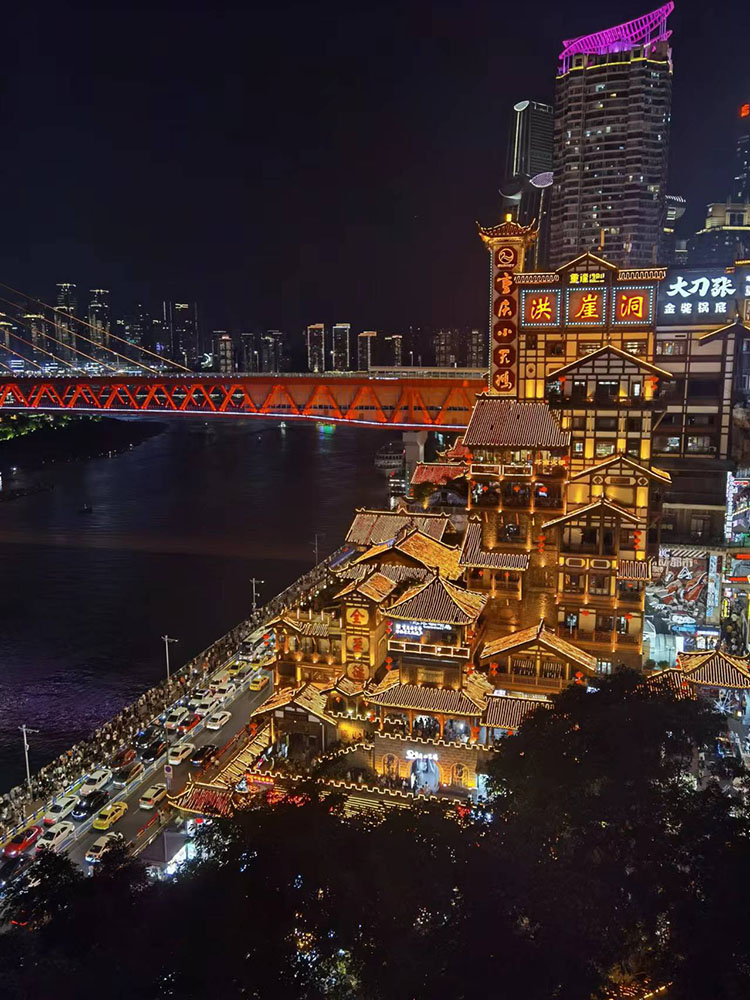重慶洪崖洞夜景。人民網(wǎng) 吳成良攝 重慶洪崖洞夜景。人民網(wǎng) 吳成良攝