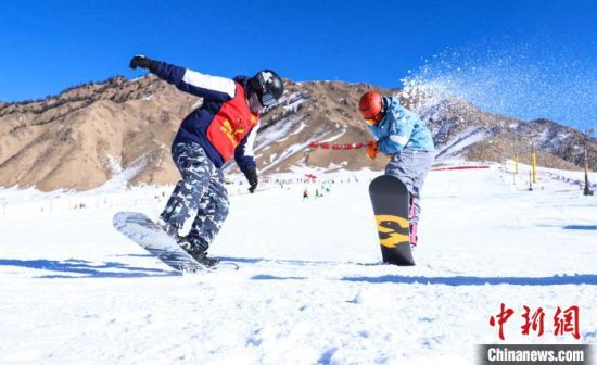 12月22日,甘肅張掖市,游客在祁連山國際滑雪場滑雪。王將 攝 12月22日,甘肅張掖市,游客在祁連山國際滑雪場滑雪。王將 攝