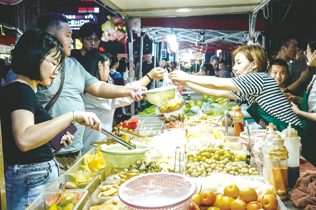 市民在西平夜市選購(gòu)酸嘢。記者葉子榕攝