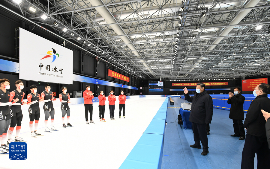 2022年1月4日,中共中央總書(shū)記、國(guó)家主席、中央軍委主席習(xí)近平在北京考察2022年冬奧會(huì)、冬殘奧會(huì)籌辦備賽工作。這是4日下午,習(xí)近平在二七廠(chǎng)冰雪項(xiàng)目訓(xùn)練基地速滑館,向參訓(xùn)運(yùn)動(dòng)員、教練員表示慰問(wèn)。新華社記者 謝環(huán)馳 攝 2022年1月4日,中共中央總書(shū)記、國(guó)家主席、中央軍委主席習(xí)近平在北京考察2022年冬奧會(huì)、冬殘奧會(huì)籌辦備賽工作。這是4日下午,習(xí)近平在二七廠(chǎng)冰雪項(xiàng)目訓(xùn)練基地速滑館,向參訓(xùn)運(yùn)動(dòng)員、教練員表示慰問(wèn)。新華社記者 謝環(huán)馳 攝