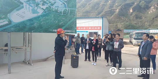 車村煤礦一號(hào)井位于子長縣余家坪鎮(zhèn)劉家鹼村,距子安公路1.2公里,距子長縣城20公里,是延安能源化工集團(tuán)下屬企業(yè),為煤炭資源整合項(xiàng)目,也是延安市重點(diǎn)建設(shè)項(xiàng)目之一。煤礦工作人員向采訪團(tuán)介紹,礦井井田面積121平方公里,地質(zhì)儲(chǔ)量2.4億噸,主采煤層4層,分別為5號(hào)、3-1、3-2、3-3號(hào)煤,其中5號(hào)煤層平均厚度2.06米,3號(hào)煤層平均厚度0.81米。煤種為QM45-46號(hào)氣煤,屬低灰、低硫、低磷、高熱值、高揮發(fā)、強(qiáng)粘結(jié)的富油煤,屬國內(nèi)外稀缺的煉焦配煤,也是優(yōu)質(zhì)的化工原料。礦井設(shè)計(jì)生產(chǎn)能力120 萬噸/年,配套建設(shè)120萬噸/年的選煤廠。概算投資17.9億元,建設(shè)總工期36個(gè)月,力爭30個(gè)月建成。礦井采用三條斜井開拓,主斜井傾角20°,斜長1049米,帶式輸送機(jī)提煤,并配備架空乘人器,承擔(dān)礦井的主提升、進(jìn)風(fēng)任務(wù)。副斜井傾角22°,斜長895米,采用雙鉤提升有軌運(yùn)輸,承擔(dān)礦井的輔助提升、進(jìn)風(fēng)任務(wù)?;仫L(fēng)斜井傾角20°,斜長966米,承擔(dān)礦井的回風(fēng)任務(wù)。三條斜井均承擔(dān)礦井安全出口任務(wù)。礦井首采工作面分別布置在5煤和3-2 煤兩個(gè)水平,礦井采用中央并列式通風(fēng),前期為抽出式通風(fēng),后期為分區(qū)式通風(fēng)。礦井采掘采用綜合機(jī)械化開采,工作面裝備采煤機(jī)、刮板輸送機(jī)、掩護(hù)式液壓支架等先進(jìn)機(jī)械化設(shè)備,達(dá)到國內(nèi)一流水平。截至目前,累計(jì)完成投資9.4億元,占總投資的53%。其中土建工程方面,場區(qū)“七通一平”全面完工,洗選車間主廠房和產(chǎn)品倉主體工程基本完工,年內(nèi)洗煤車間實(shí)現(xiàn)聯(lián)合調(diào)試,生產(chǎn)生活輔助設(shè)施主體完工,正在進(jìn)行內(nèi)飾裝修,部分主控設(shè)備安裝完成,35KV變電站已實(shí)現(xiàn)雙回路供電,投入使用;井巷工程方面,井巷一期工程完成,三條井筒落底揭煤,井巷二期工程已掘進(jìn)1620米,完成二期工程的35%。自開工建設(shè)以來,未發(fā)生一起安全生產(chǎn)環(huán)保事故,順利實(shí)現(xiàn)安全生產(chǎn)“零事故”的目標(biāo)。項(xiàng)目預(yù)計(jì)項(xiàng)目建成后,每年可實(shí)現(xiàn)營業(yè)收入6.2億元,實(shí)現(xiàn)利潤2億元,上繳稅金1.5億元,可提供1400人的就業(yè)崗位,具有良好的經(jīng)濟(jì)效益和社會(huì)效益,不僅對(duì)集團(tuán)公司煤炭產(chǎn)能提升和清潔轉(zhuǎn)化具有重要意義,更是將為地方經(jīng)濟(jì)發(fā)展發(fā)揮重要的帶動(dòng)作用。