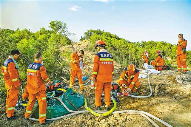 八月二十三日，巴南區(qū)界石鎮(zhèn)新玉村火災救援現場。記者 謝智強 攝\視覺重慶